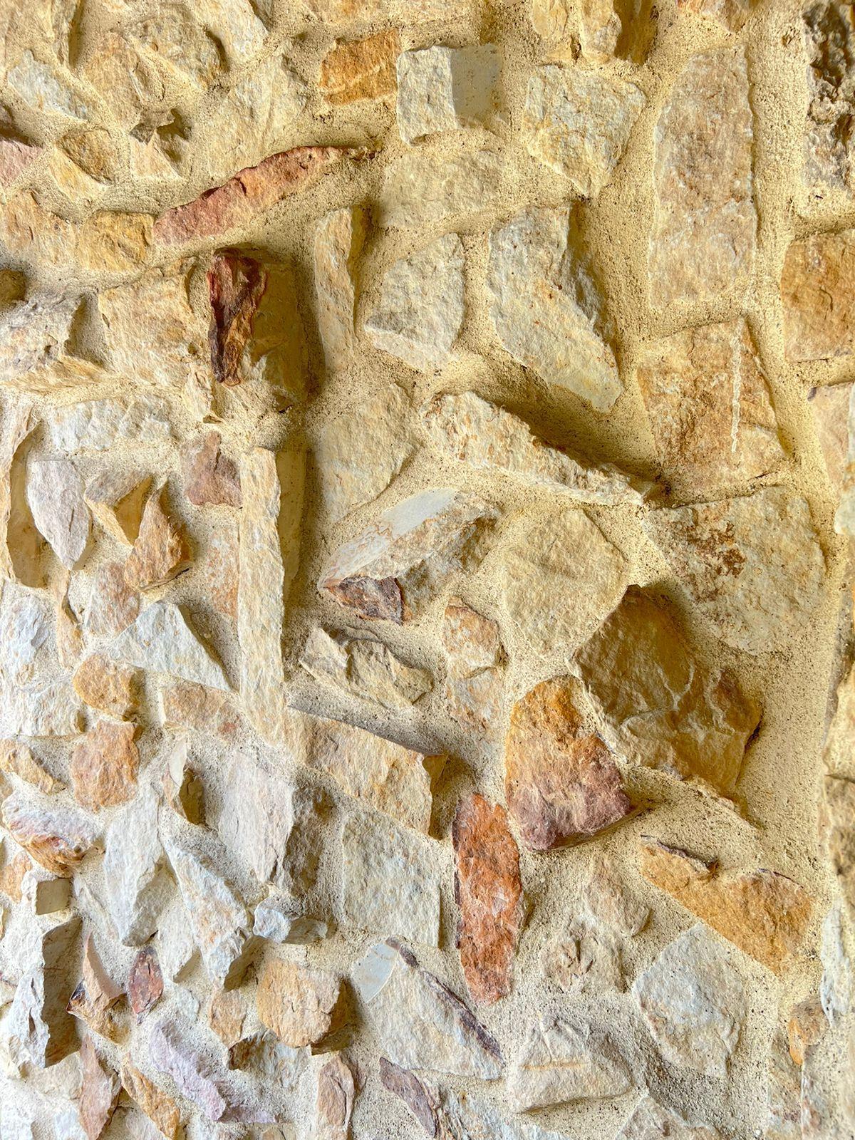 Laja Barichara en pared