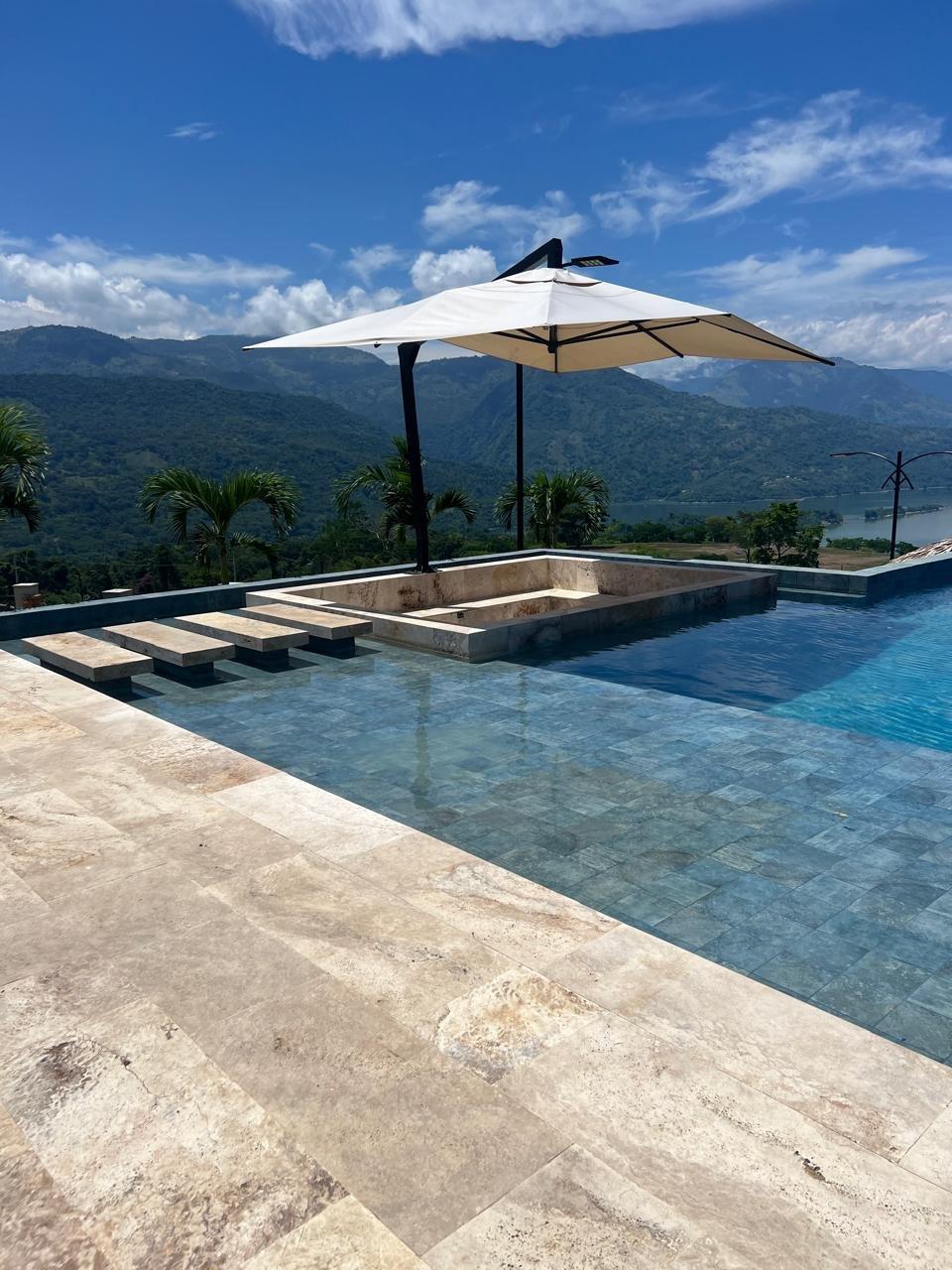 Rompeolas Travertino